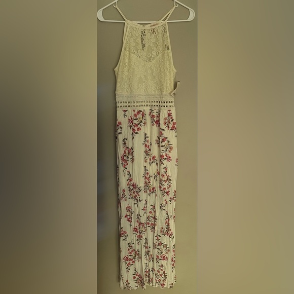 NO BRAND SHOWN Dresses & Skirts - NO BRAND SHOWN size MEDIUM Floral Lace Maxi Dress - Cream and Pink